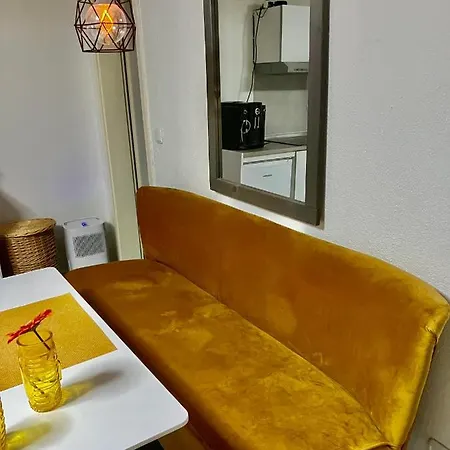 Garten Fur Hundehalter Souterrain Mit Zaun 아파트 *